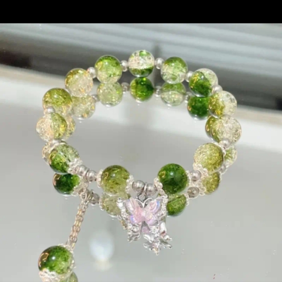 BRAND NEW ** JUST LISTED ** BEAUTIFUL GREEN BRACELET WITH HANGING CHARMS - Picture 1 of 1